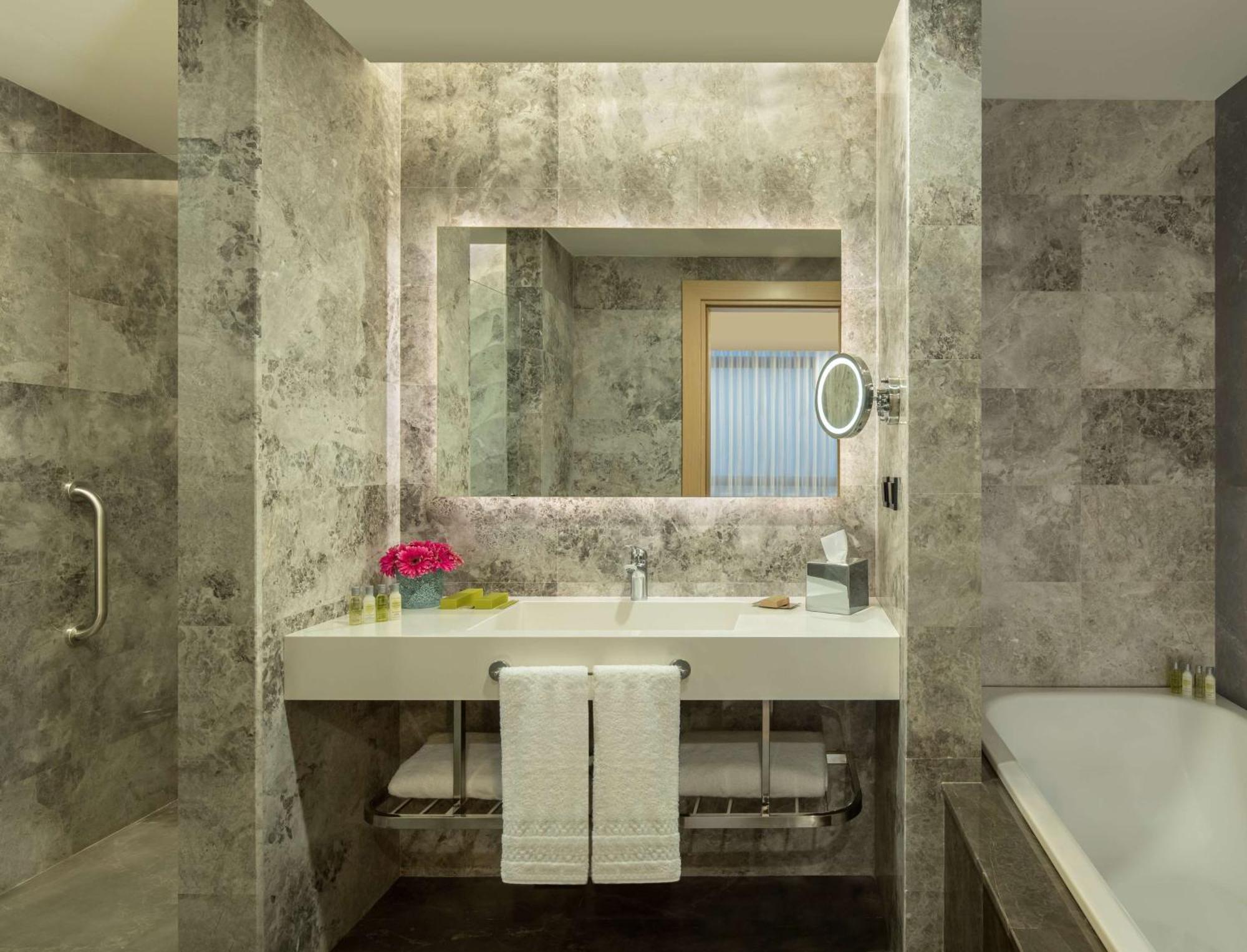 Hotel Doubletree By Hilton Manisa Exterior foto